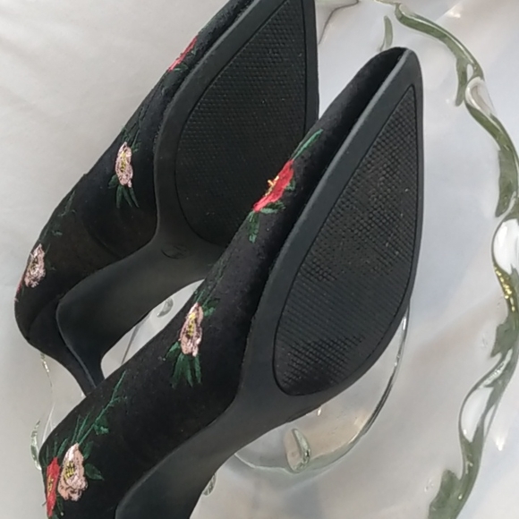 A new day Black Velvet heels with floral embroidery - Picture 8 of 12